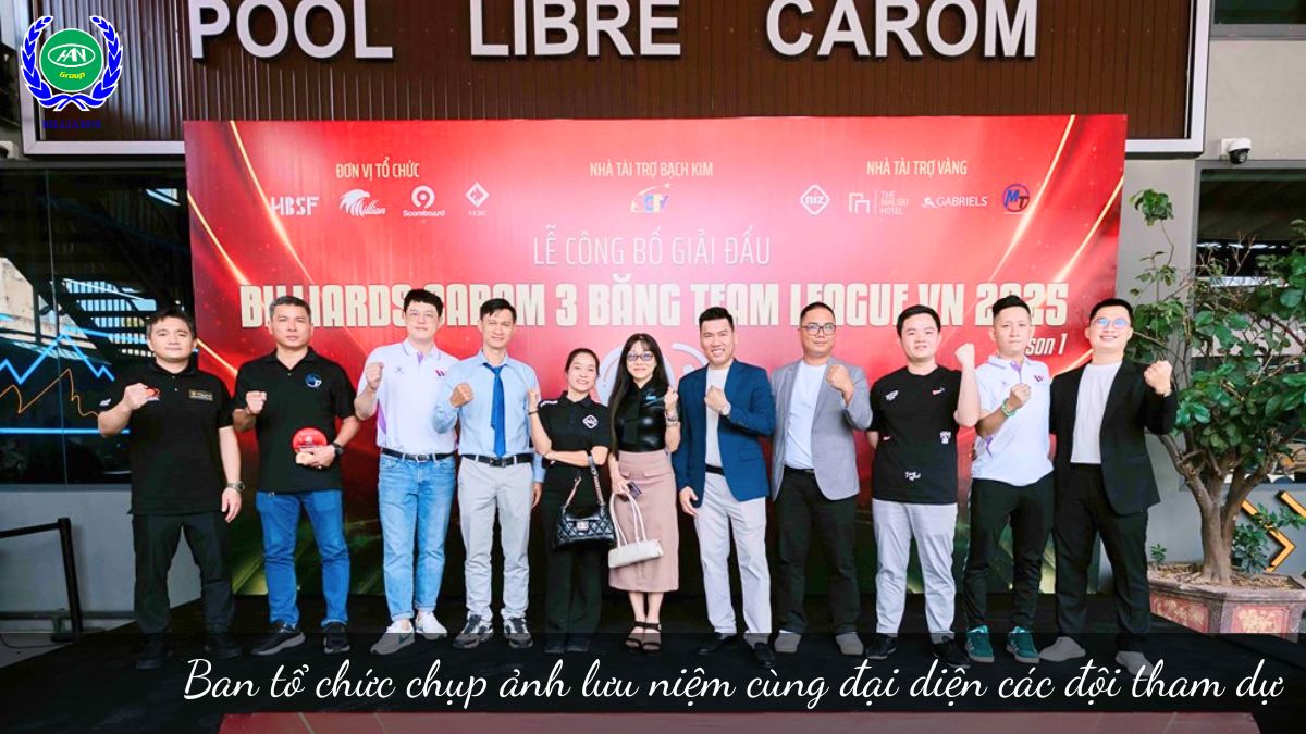 Ban tổ chức chụp ảnh lưu niệm cùng đại diện các đội tham dự